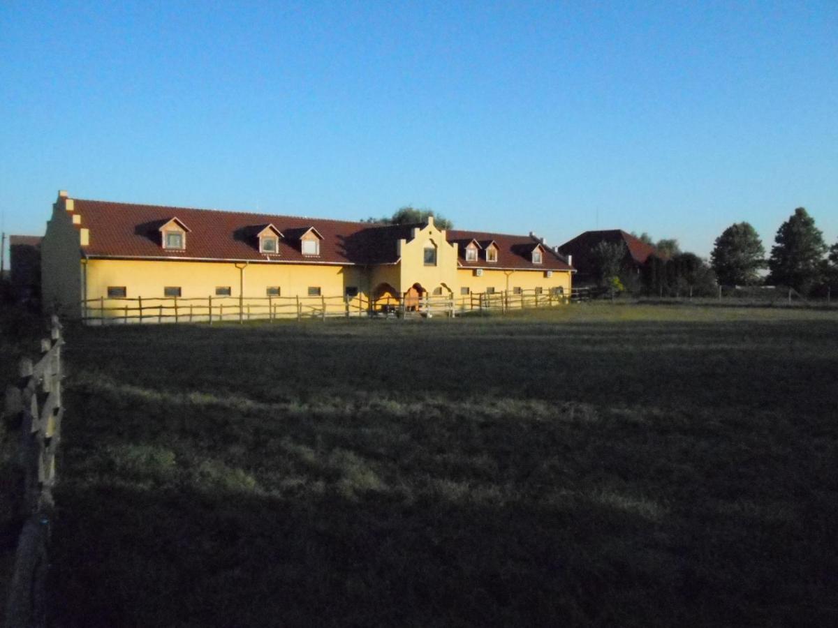 Torony Lovarda Magánszállás Kiskunfélegyháza Exterior foto